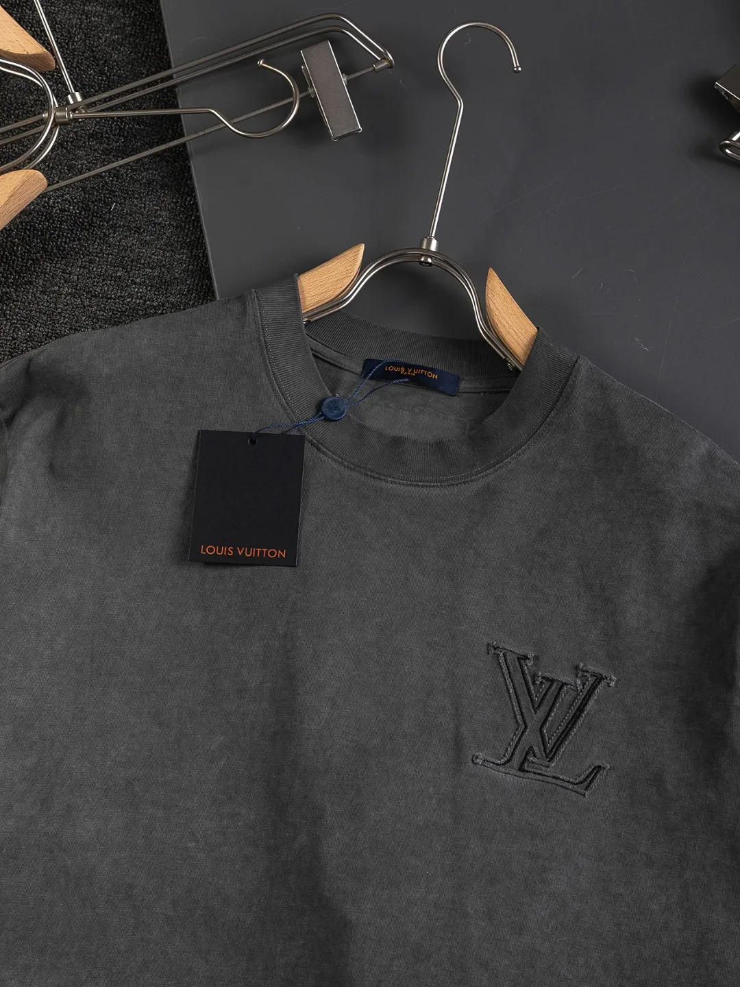 🅿️250 Louis Vuitton 1V Lvjia slightly wide version S-Xl LV 25ss new product counters are on the shelves at the same time. Multiple craftsmanship, chest cut letter patch, back panel cut clover ☘️ patch, letter signature style, one-piece design 🪡 Embroidered round neck short-sleeved T-shirt, same style for men and women! Synchronized with the official website, pure cotton fabrics at the counter! It is close to the skin and comfortable, durable and easy to wear. It has a classic and simple logo design and meticulous original craftsmanship. Short-sleeves, a must-have item for men, do not appear to be the same for the general public, but must be unique and eye-catching. This LV short-sleeve is all about quality, comfort, the same shape and fashion as always, including fabrics and cutting techniques. All of them have been made with great effort! 320 grams of washed pure cotton fabric, pure cotton is breathable, very refreshing and comfortable for daily wear. The rib knitting on the neckline is smooth and tight, and the neckline will not be skewed if you toss it at will. The loose version, you will find that it looks really good on the upper body. The overall is minimalist and neat, super versatile for daily use! Pair it casually with a pair of pants for a youthful look. A T-shirt will make your outfit crazy. It is a fashionable item that can never go wrong! Color: dark gray light blue, Size: S-XL Size chart: S: Shoulder width 50-Bust 54-Length 70 M: Shoulder width 52-Bust 56.5-Length 72 L: Shoulder width 54-Bust 59-Length 74 XL: Shoulder width 56-Bust 61.5-Length 76